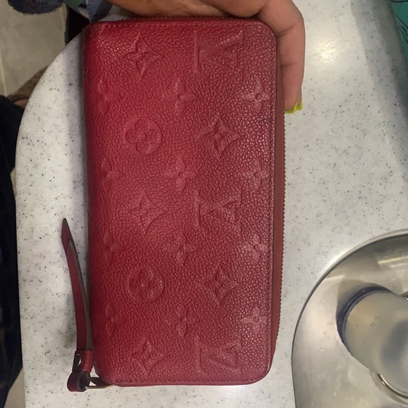 Louis Vuitton zippy wallet. - Picture 2 of 4